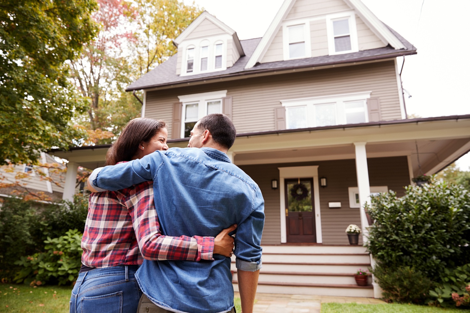 What is the advantage of selling to a local cash home buyer?